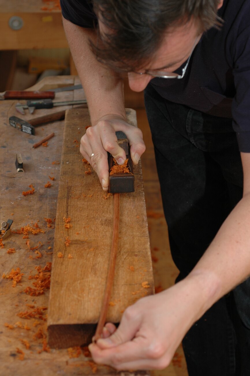 Hobelarbeit an der fortgeschrittenen Bogenstange.